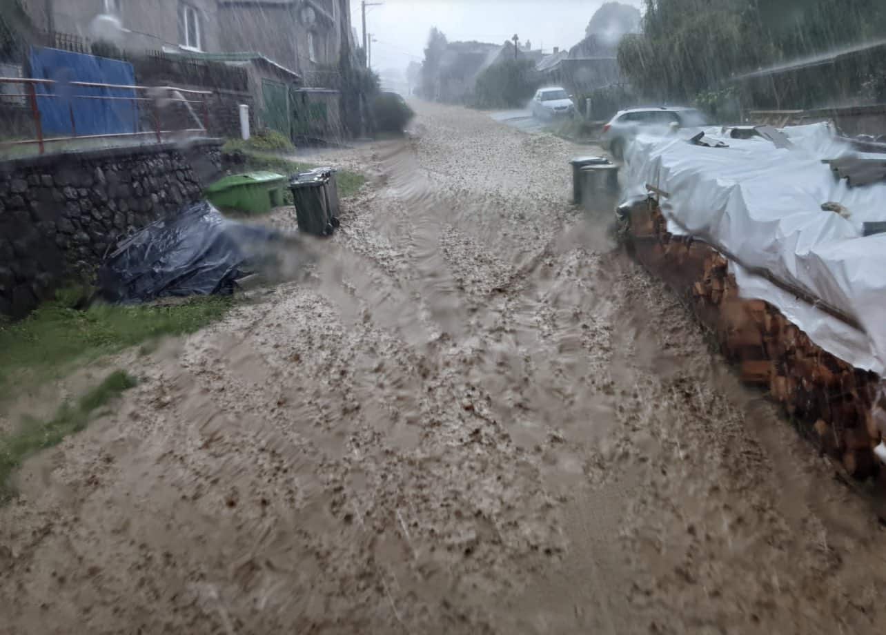 Obcí Dzbel se prohnala vlna vody a bahna z polí. Foto: HZS OLK
