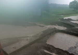 Obcí Dzbel se prohnala vlna vody a bahna z polí. Foto: HZS OLK