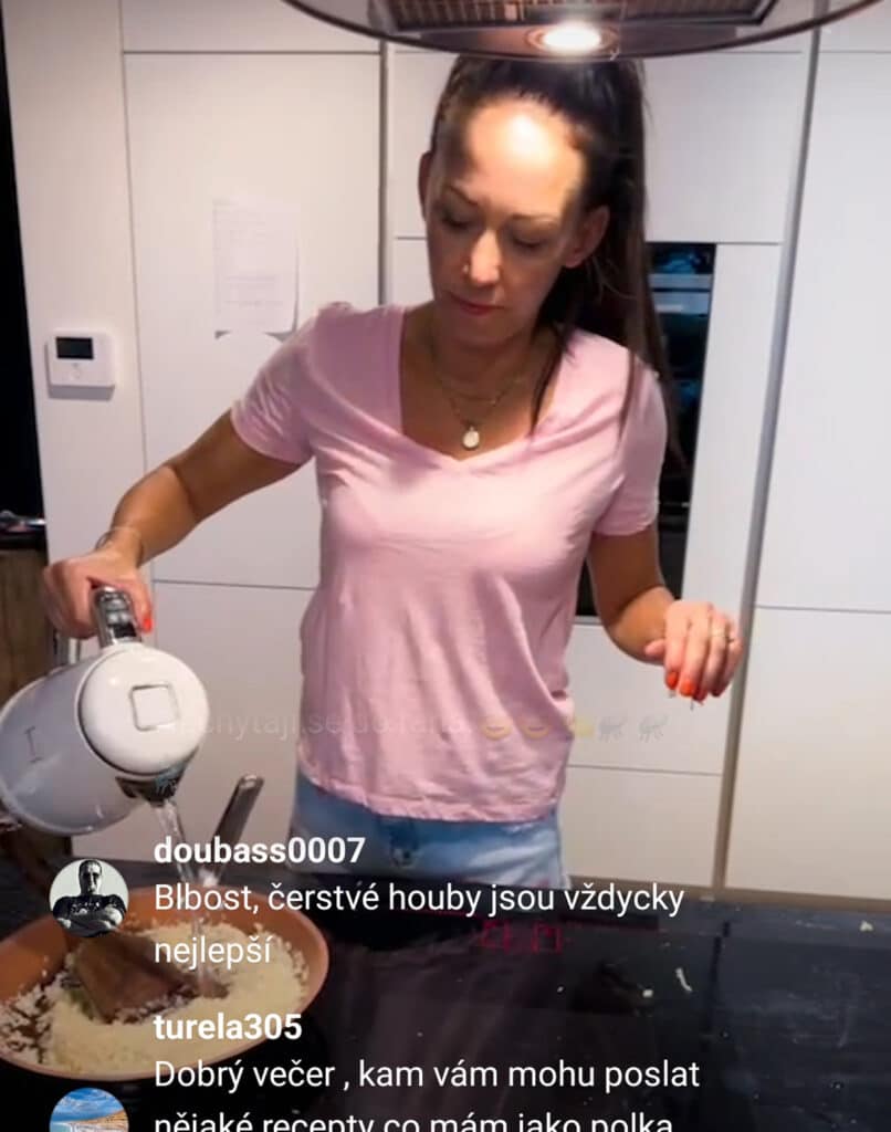 Agáta Hanychová kuchtila živě. Zdroj: Instagram