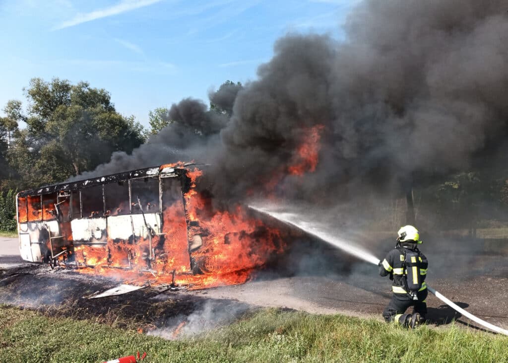 Požár autobusu v Tichově. Foto: HZS ZLK