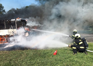 Požár autobusu v Tichově. Foto: HZS ZLK