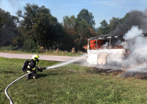 Požár autobusu v Tichově. Foto: HZS ZLK