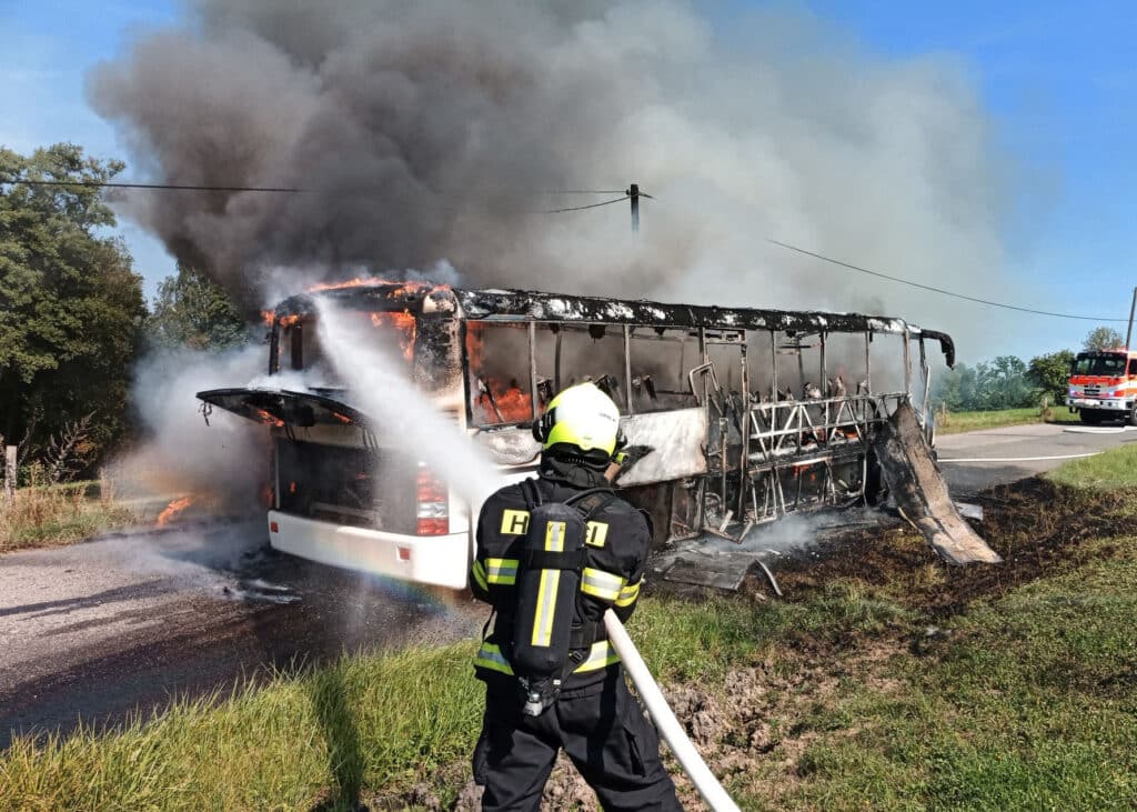 Požár autobusu v Tichově. Foto: HZS ZLK