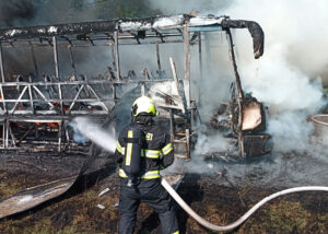 Požár autobusu v Tichově. Foto: HZS ZLK
