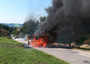 Požár autobusu v Tichově. Foto: HZS ZLK