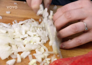 Hlavním úkolem třetího dílu MasterChef Česko bude nakrájet cibuli a navařit guláš. Zdroj: Voyo