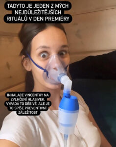 Před premiérou Michaela Tomešová inhaluje Vincentku na hlasivky. Foto: Instagram