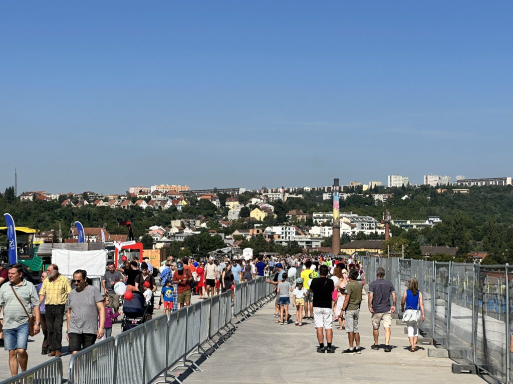Lidé si prohlédli nové mosty v Brně. Foto: Radek Mátl