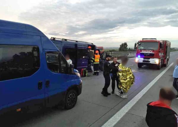 Vážná nehoda tří dodávek a dvou aut na dálnici D2 u Rakvic na Břeclavsku. Foto: HZS