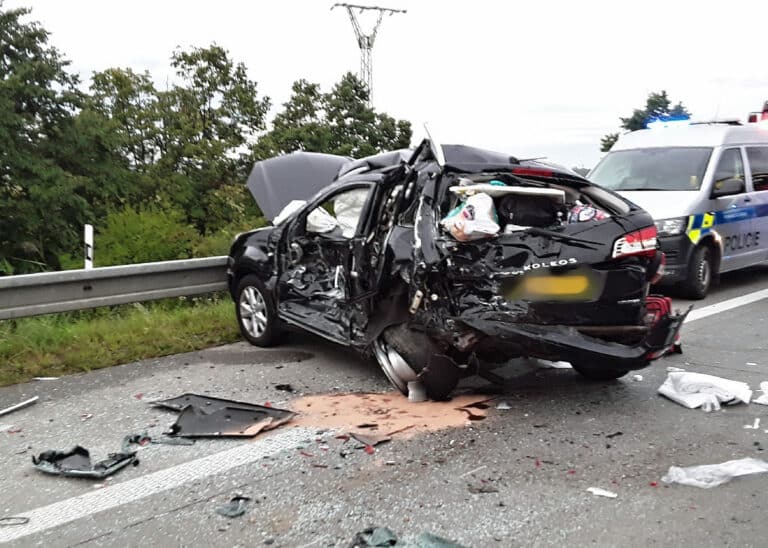 Vážná nehoda tří dodávek a dvou aut na dálnici D2 u Rakvic na Břeclavsku. Foto: HZS