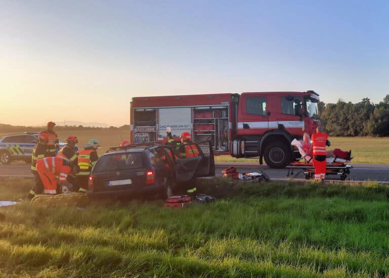 Vážná nehoda dvou aut a autobusu u Pohořelic na Znojemsku. Foto: PČR