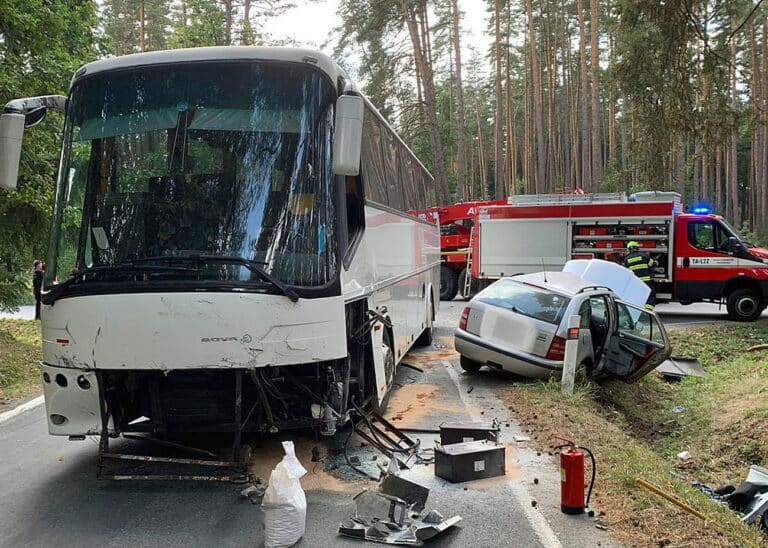 Tragická nehoda auta a autobusu nedaleko Tábora. Foto: PČR