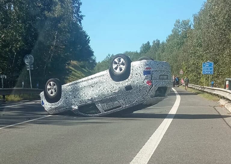 Tragická nehoda v Bílém Kostele. Prototyp Škodovky skončil na střeše. Foto: Žaneta Mikulová