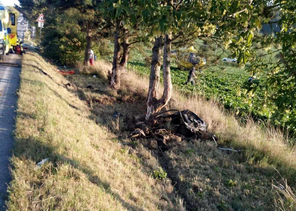 Auto vjelo před vlak u Jinolic, trosky auta byly rozeseté po silnici. Foto: HZS KHK