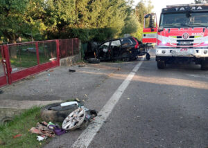 Auto vjelo před vlak u Jinolic, trosky auta byly rozeseté po silnici. Foto: HZS KHK