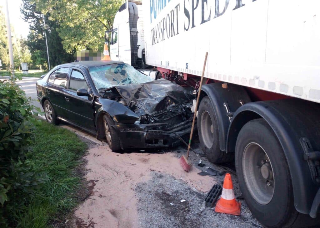 Nehoda Octavie a kamionu v Lázních Bělohrad. Foto: HZS KHK