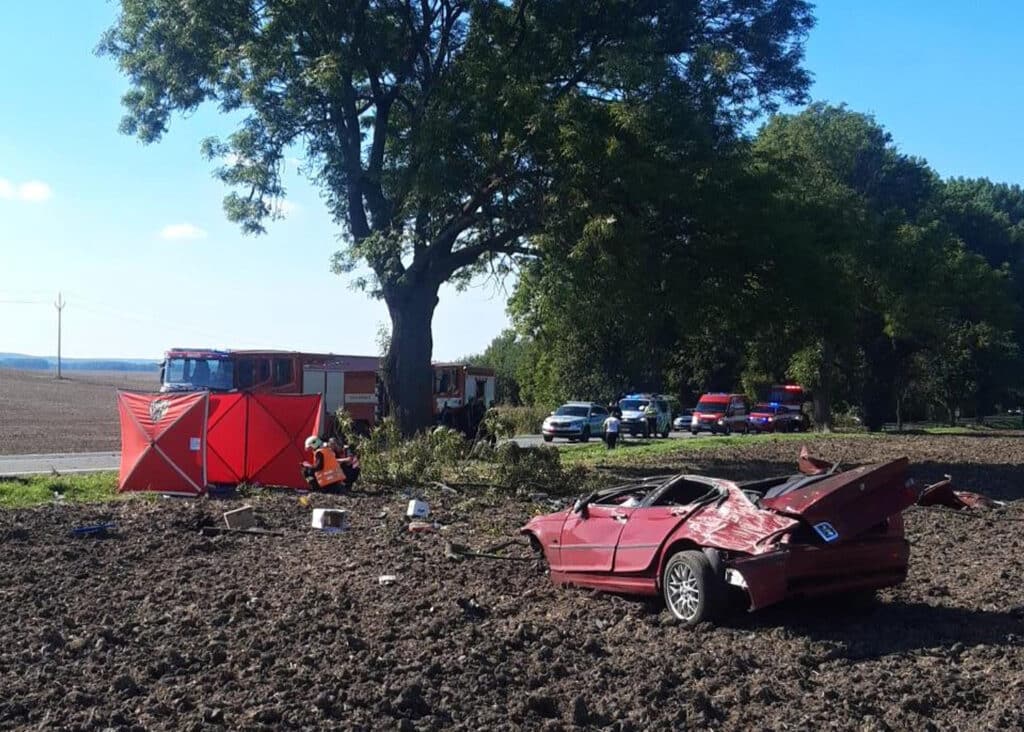 Tragická nehoda BMW u Malobratřic na Mladoboleslavsku. Foto: HZS
