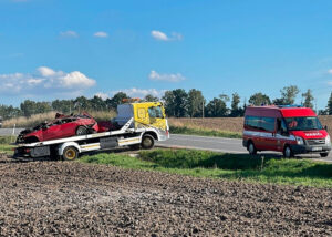 Auto na silnici od Kněžmostu u Malobratřic narazilo do stromu. Foto: HZS