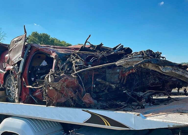 Auto na silnici od Kněžmostu u Malobratřic narazilo do stromu. Foto: HZS