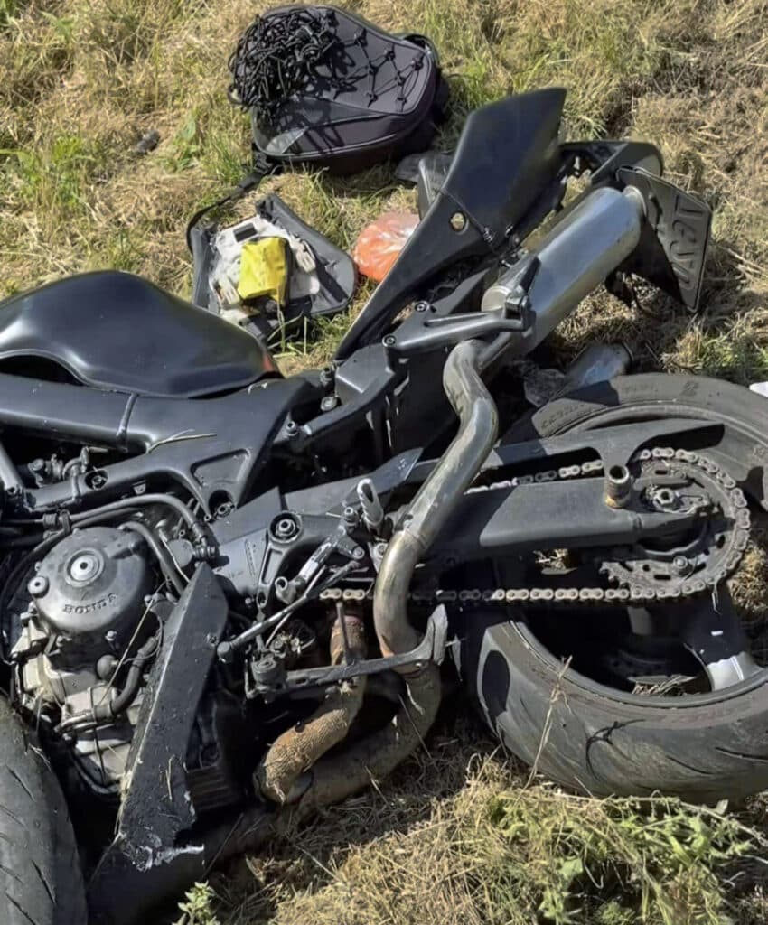 Nabouraný motocykl u Konecchlumí. Jeho řidič bohužel zemřel. Foto: FB / Bouračky kolem Miletína