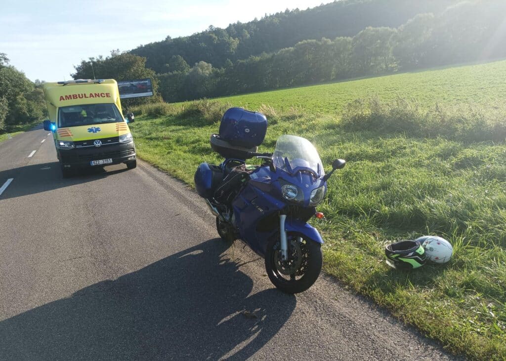 Nehoda motorky mezi Zlínem - Vršavou a Fryštákem. Foto: ZZS ZLK