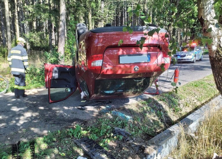 Auto na střeše poblíž obce Řetová. Foto: HZS