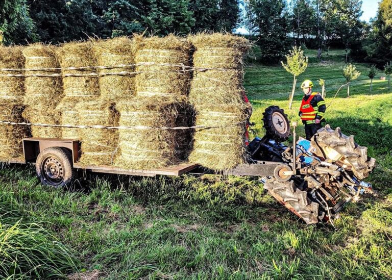 Traktůrek zavalil řidiče v Syřenově na Semilsku. Foto: Hasiči Lomnice nad Popelkou