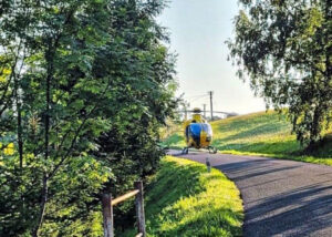 Traktůrek zavalil řidiče v Syřenově na Semilsku. Foto: Hasiči Lomnice nad Popelkou