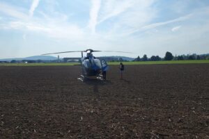 V Tlusticích na Berounsku se zřítilo letadlo. Posádka nepřežila. Foto: HZS
