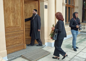Na pohřeb Yvonne Přenosilové přichází moderátorka Saskia Burešová. Foto: ČRzprávy.cz