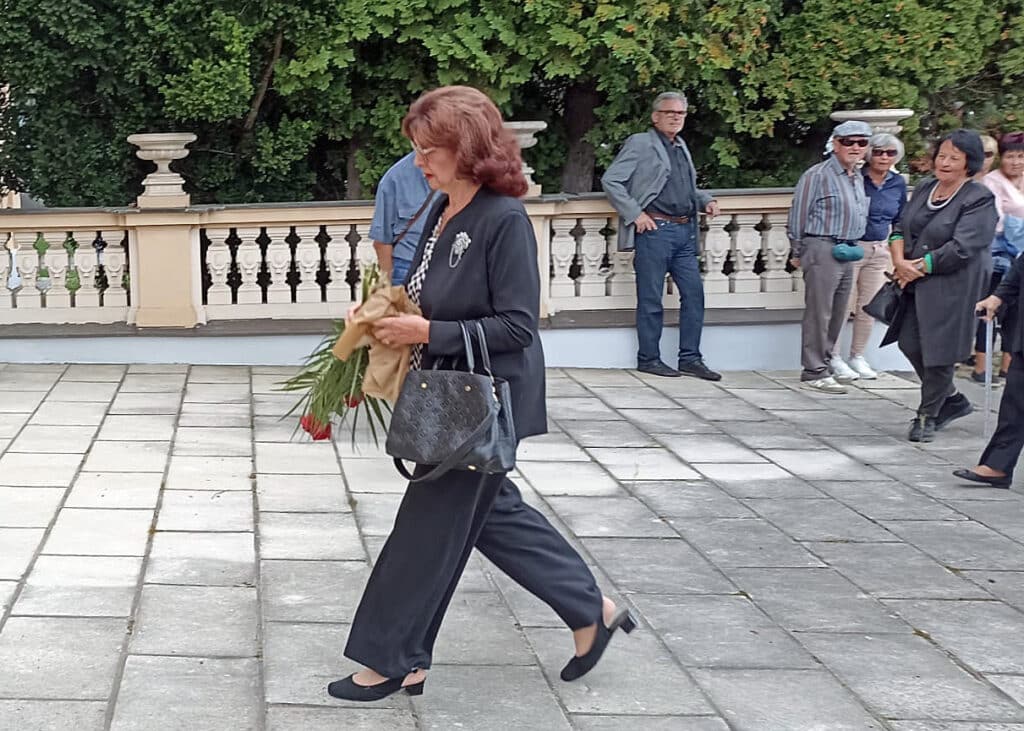 Na pohřeb Yvonne Přenosilové přichází moderátorka Saskia Burešová. Foto: ČRzprávy.cz