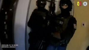 Video Thumbnail: Policie zatkla v bytě muže podezřelého ze zabití ukrýval se pod postelí