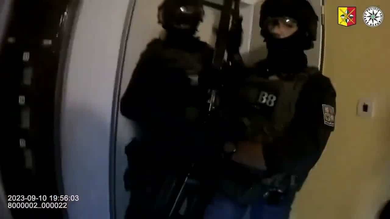 Video Thumbnail: Policie zatkla v bytě muže podezřelého ze zabití ukrýval se pod postelí