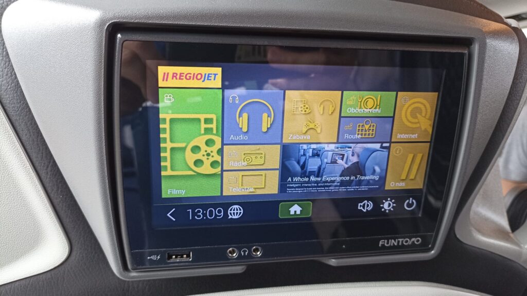 V autobuse nechybí multimediální systém s dotykovou obrazovkou pro každého cestujícího. Foto: ČRzprávy.cz
