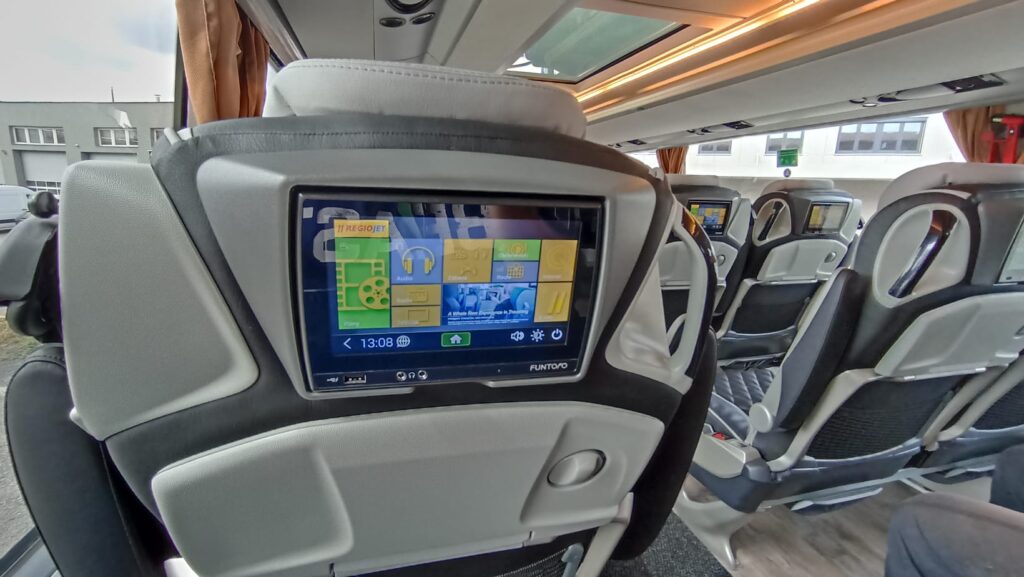 V autobuse nechybí multimediální systém s dotykovou obrazovkou pro každého cestujícího. Foto: ČRzprávy.cz