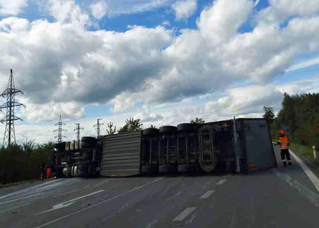 Tragická nehoda auta a kamionu u Mikulova. Foto: HZS JMK