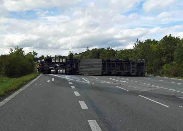 Tragická nehoda auta a kamionu u Mikulova. Foto: HZS JMK