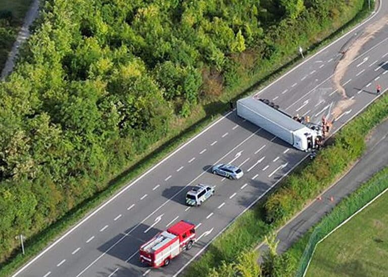 Tragická nehoda auta a kamionu u Mikulova. Foto: HZS JMK