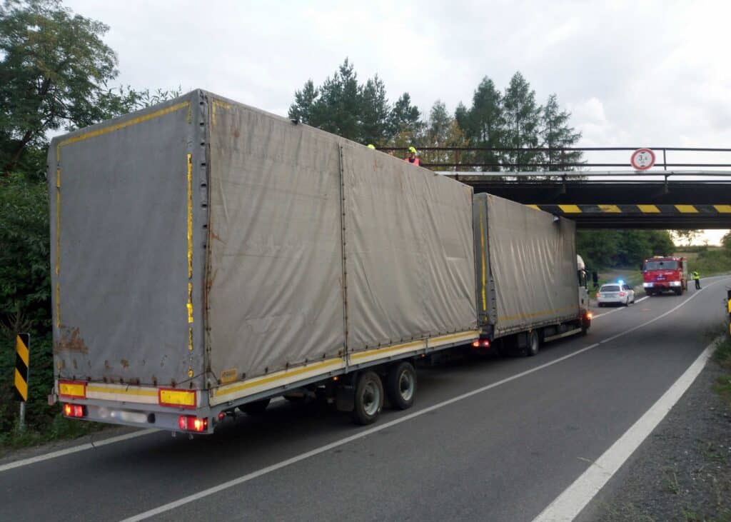 Kamion zůstal zaklíněný pod mostem u Nového Města nad Metují. Foto: HZS KHK