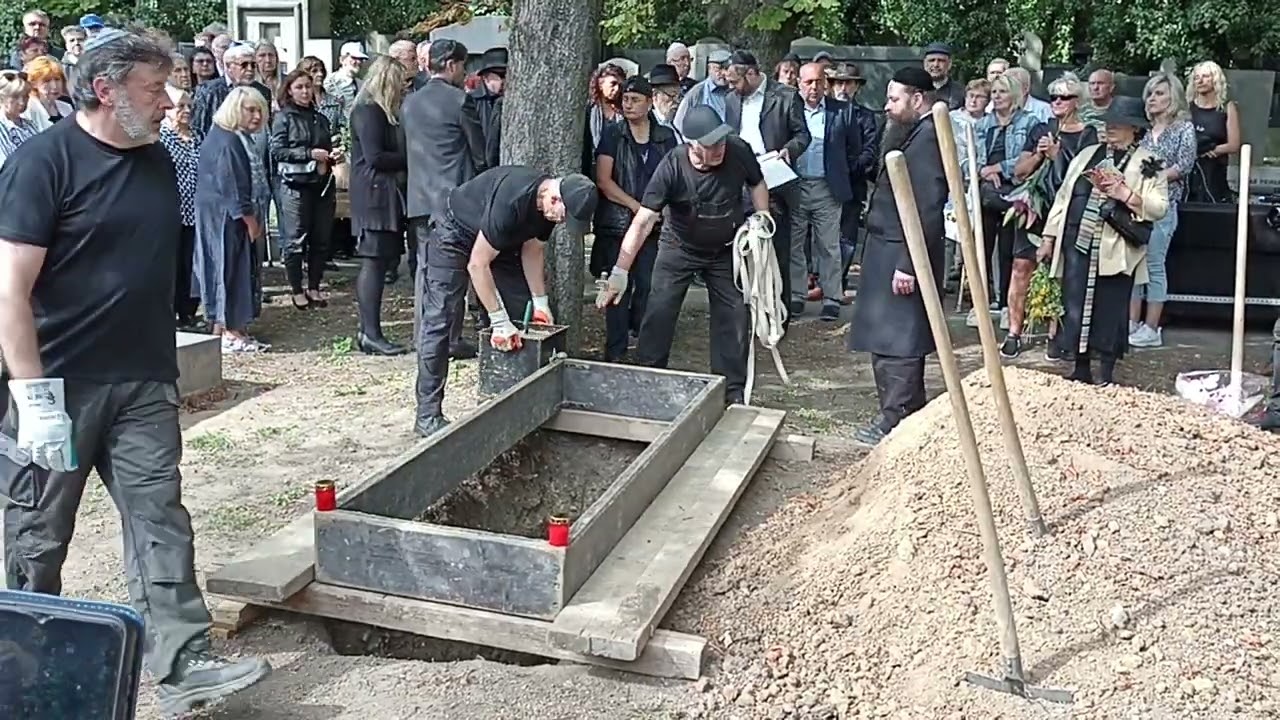 Video Thumbnail: Zpěvačku Yvonne Přenosilovou pohřbili na Židovském hřbitově v Praze
