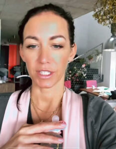 Agáta Hanychová připravuje pití pro nemocnou dceru Rozárku. Zdroj: IG