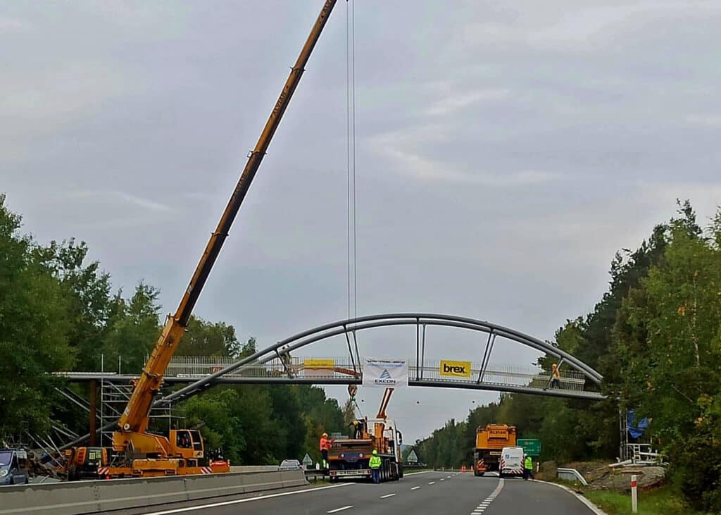 Stavbaři na dálnici D10 u Mnichova Hradiště umístili novou lávku. Foto: PČR