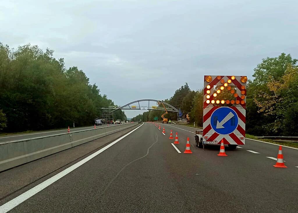 Stavbaři na dálnici D10 u Mnichova Hradiště umístili novou lávku. Foto: PČR