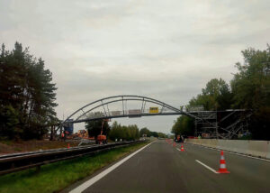 Stavbaři na dálnici D10 u Mnichova Hradiště umístili novou lávku. Foto: PČR
