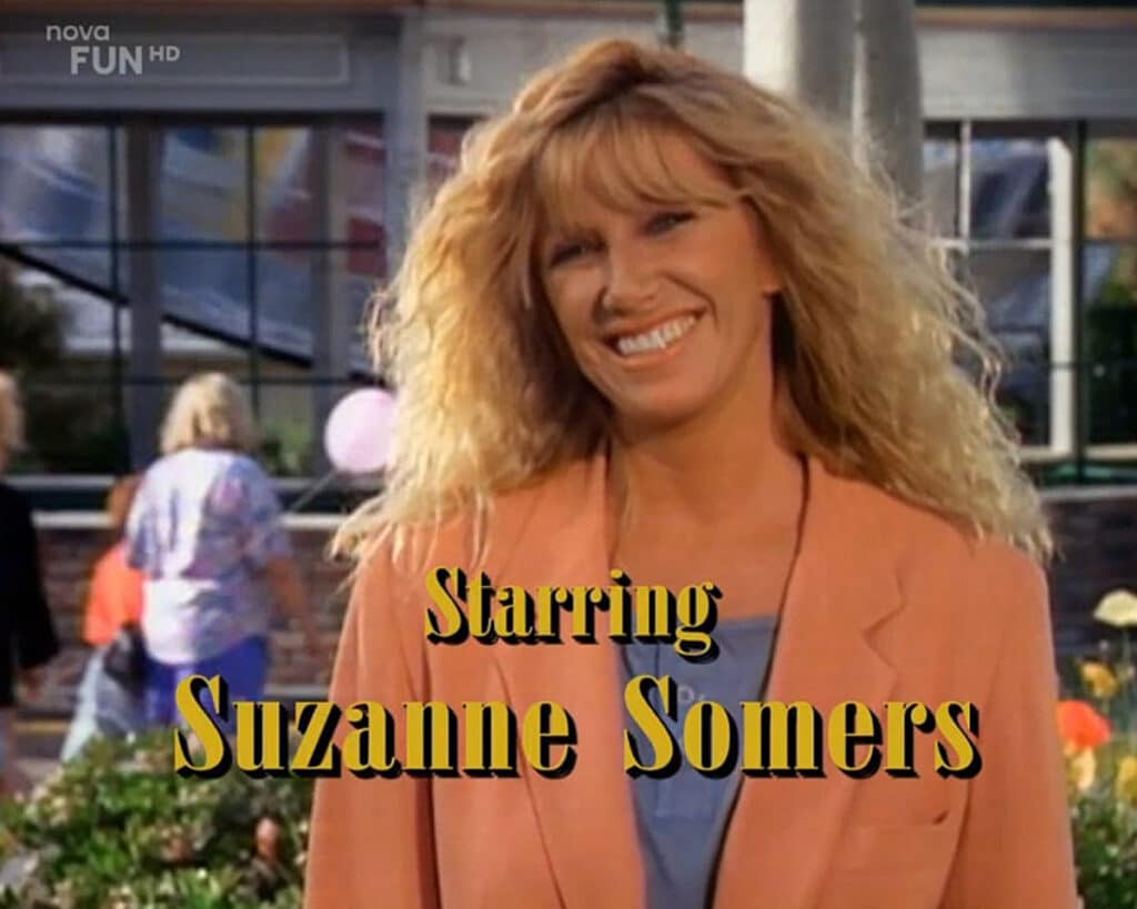 Suzanne Somer, představitelka Carol Lambertové ve znělce seriálu Krok za krokem. Zdroj: Nova Fun