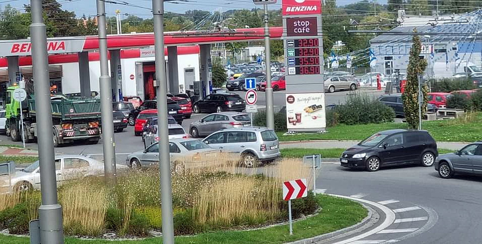 Řidiči stojí frontu na levné palivo za 32,90 u benzinky Orlen v Opavě. Foto: David Taxi Mojža