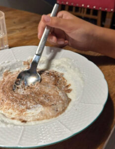 Kryšpín si kaši vytunil kakaem. Zdroj: Instagram