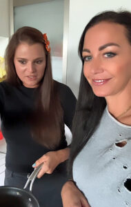 Agáta Hanychová a Ornela Koktová vařily párky. Zdroj: IG