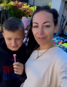 Agáta Hanychová před domem rozprodává oblečení. Pomáhá jí syn Kryšpín. Zdroj: IG