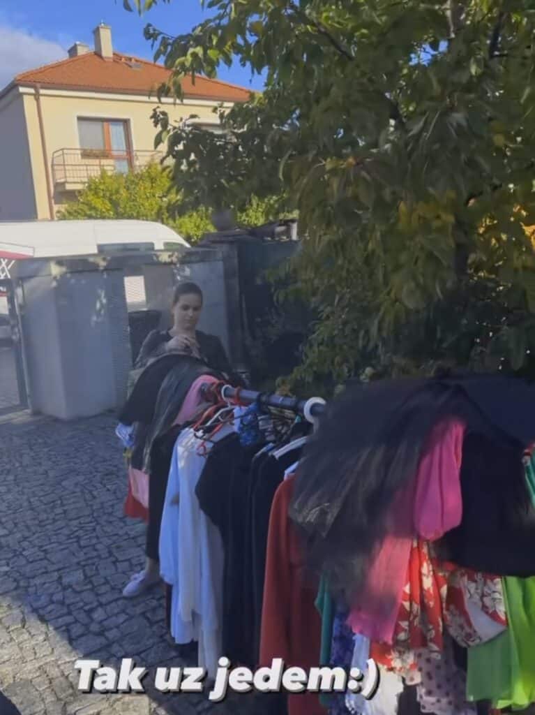 Agáta Hanychová před domem rozprodává oblečení. Zdroj: IG